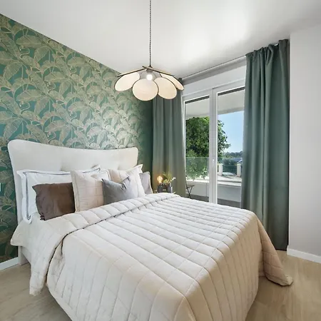Brand New With Gym&rooftop Pool. * Marbellac